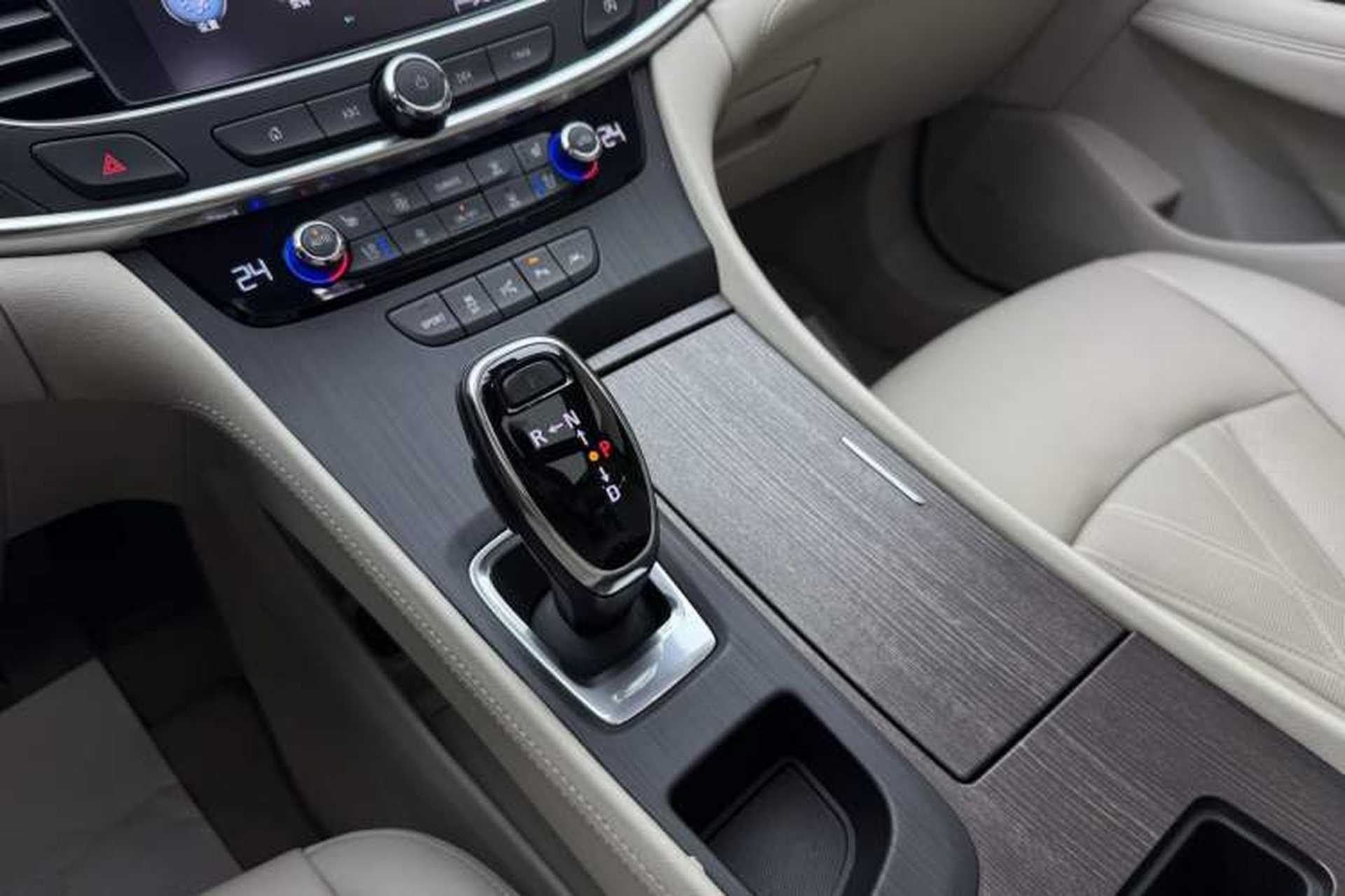 Used Buick LaCrosse 2018 28T Avenir Interior 8