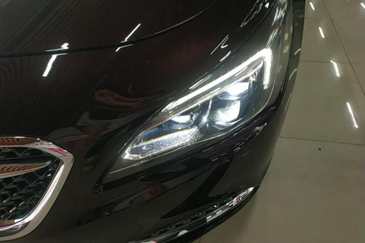 Used Buick LaCrosse 2018 28T Avenir Left Front Headlight