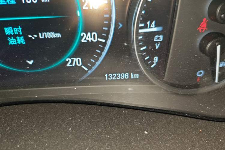 Used Buick LaCrosse 2018 28T Avenir Odometer Close Up