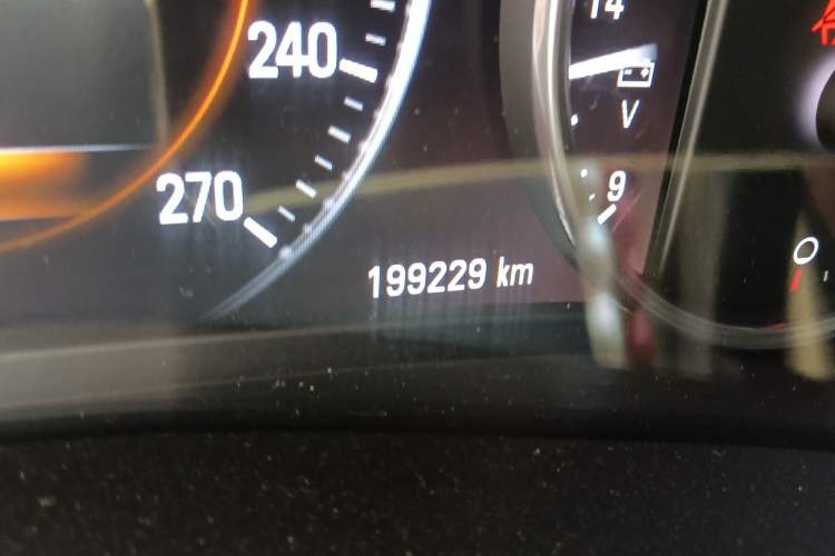 Used Buick LaCrosse 2018 28T Luxury Model Odometer Close Up