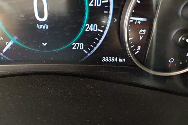 Used Buick LaCrosse 2018 28T Avenir Odometer Close Up