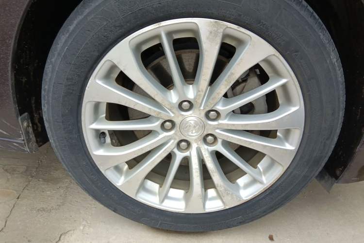 Used Buick LaCrosse 2018 28T Elite Edition Right Front Wheel Hub