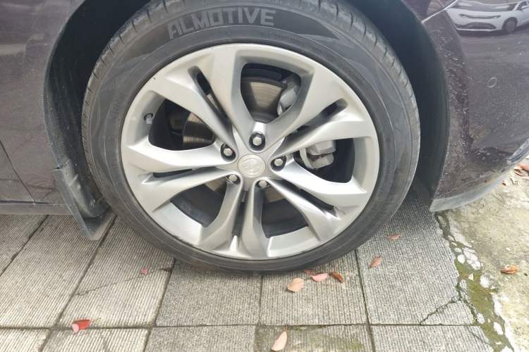 Used Buick LaCrosse 2018 28T Avenir Right Front Wheel Hub