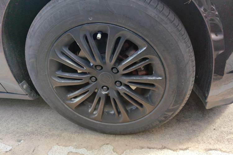 Used Buick LaCrosse 2018 20T Elite Edition Right Front Wheel Hub