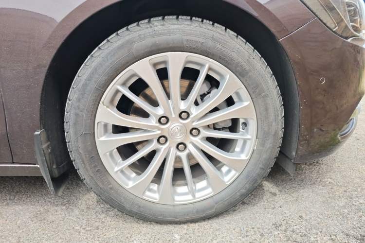 Used Buick LaCrosse 2018 28T Elite Edition Right Front Wheel Hub