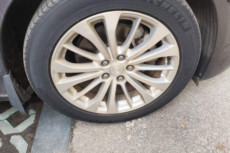 Used Buick LaCrosse 2018 28T Elite Edition Right Front Wheel Hub