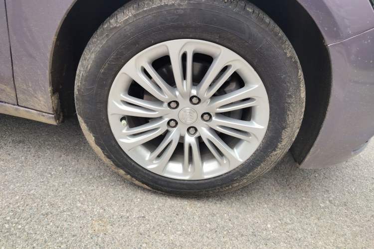 Used Buick LaCrosse 2018 20T Luxury Model Right Front Wheel Hub