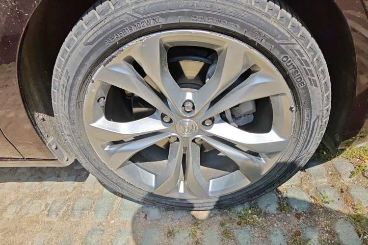 Used Buick LaCrosse 2018 28T Avenir Right Front Wheel Hub