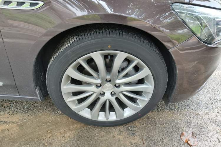 Used Buick LaCrosse 2018 28T Luxury Model Right Front Wheel Hub