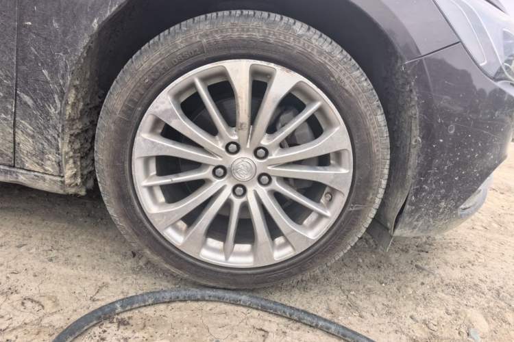 Used Buick LaCrosse 2018 28T Elite Edition Right Front Wheel Hub