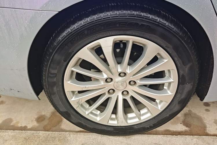 Used Buick LaCrosse 2018 28T Elite Edition Right Rear Wheel Hub
