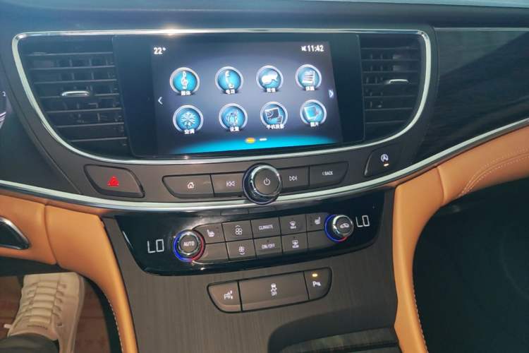 Used Buick LaCrosse 2018 28T Elite Edition Audio And AC Panel