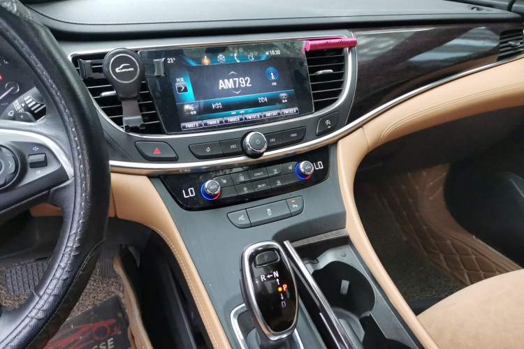 Used Buick LaCrosse 2018 28T Elite Edition Audio And AC Panel