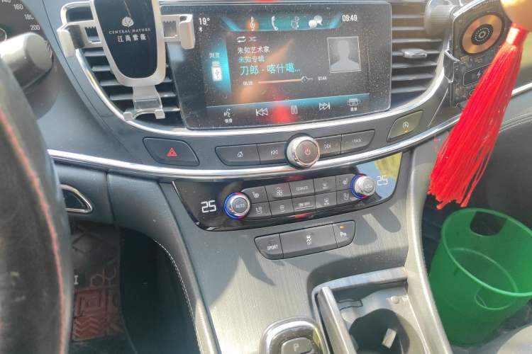 Used Buick LaCrosse 2018 20T Elite Edition Audio And AC Panel
