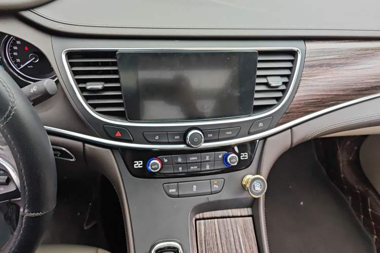 Used Buick LaCrosse 2018 20T Leading Model Audio And AC Panel