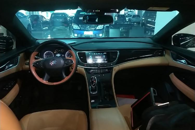 Used Buick LaCrosse 2018 28T Elite Edition Center Console
