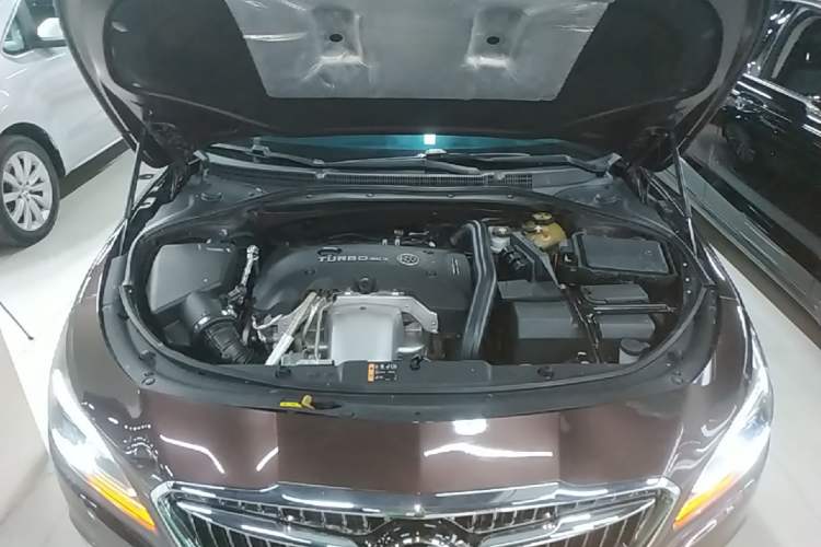 Used Buick LaCrosse 2018 28T Elite Edition Engine Bay