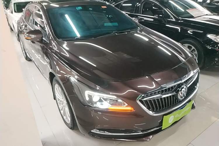 Used Buick LaCrosse 2018 28T Elite Edition Front Right 45 Deg