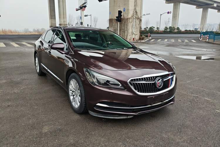Used Buick LaCrosse 2018 20T Elite Edition Front Right 45 Deg