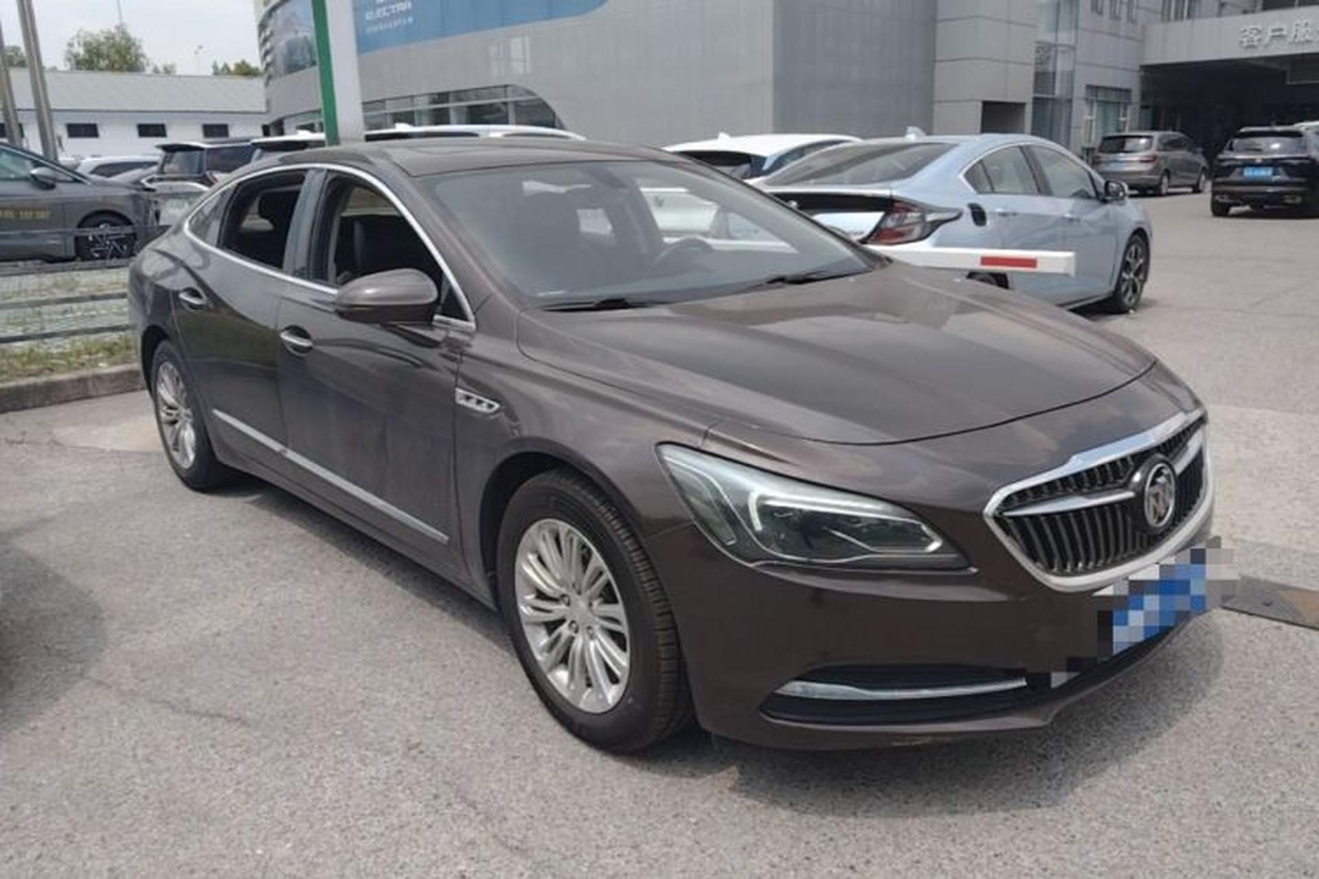 Used Buick LaCrosse 2018 20T Elite Edition Front Right 45 Deg