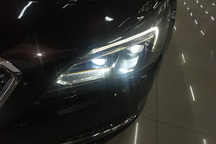 Used Buick LaCrosse 2018 28T Avenir Left Front Headlight