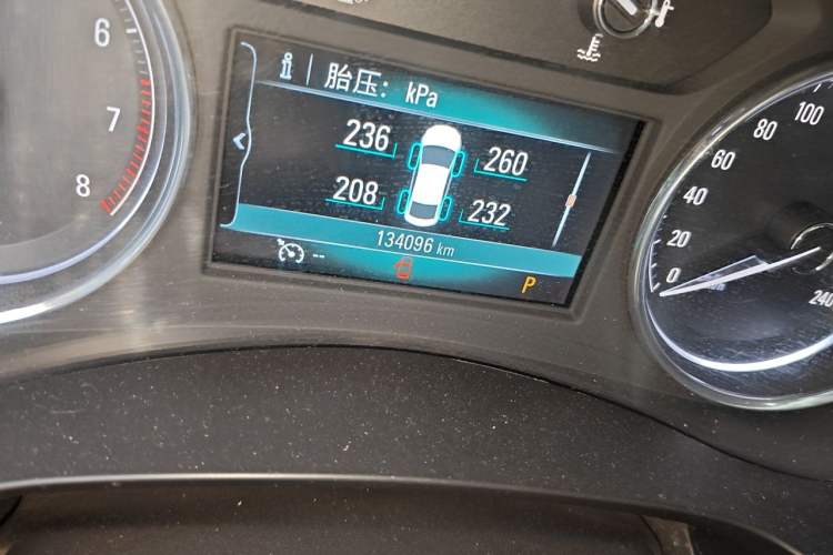 Used Buick LaCrosse 2018 28T Elite Edition Odometer Close Up