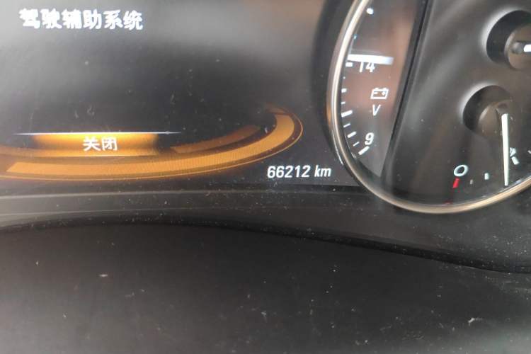 Used Buick LaCrosse 2018 28T Luxury Model Odometer Close Up