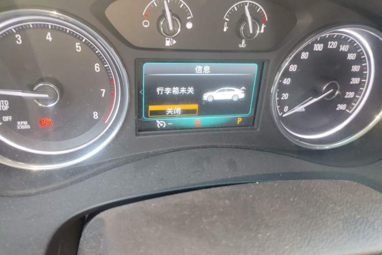 Used Buick LaCrosse 2018 20T Elite Edition Odometer Close Up