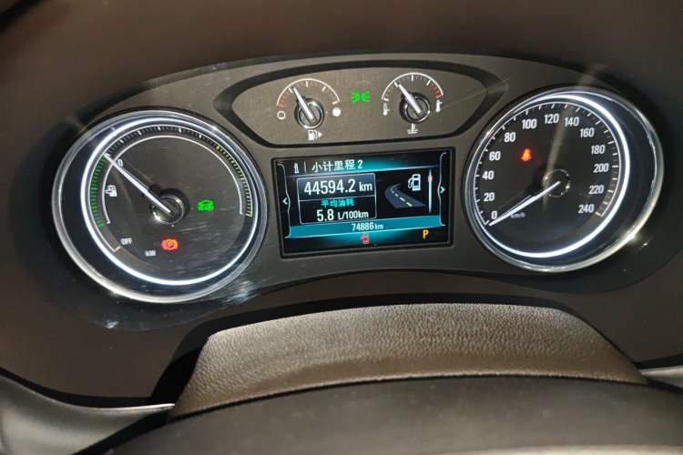 Used Buick LaCrosse 2018 30H Elite Edition Odometer Close Up