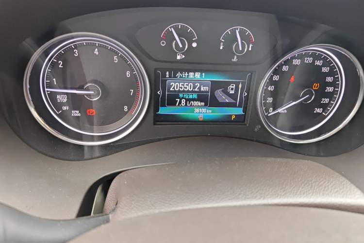 Used Buick LaCrosse 2018 20T Leading Model Odometer Close Up