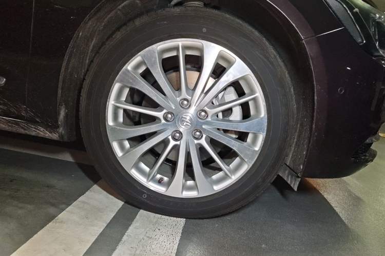 Used Buick LaCrosse 2018 28T Elite Edition Right Front Wheel Hub