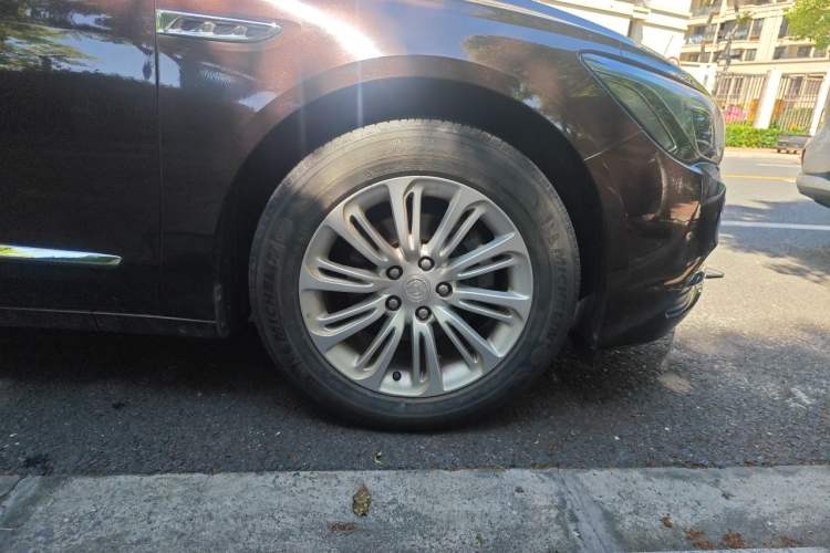 Used Buick LaCrosse 2018 20T Elite Edition Right Front Wheel Hub