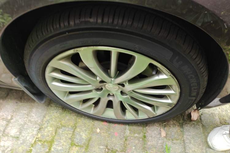 Used Buick LaCrosse 2018 28T Luxury Model Right Front Wheel Hub