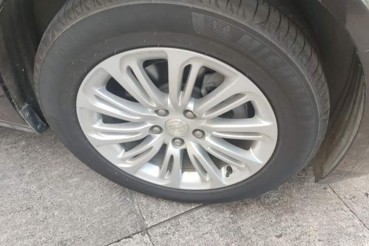 Used Buick LaCrosse 2018 20T Elite Edition Right Front Wheel Hub