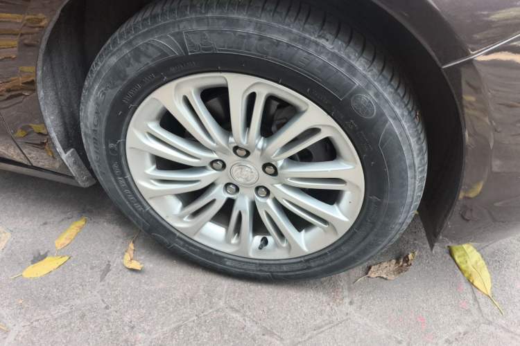 Used Buick LaCrosse 2018 20T Elite Edition Right Front Wheel Hub
