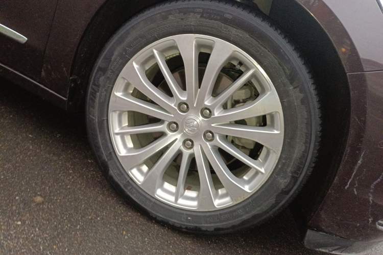 Used Buick LaCrosse 2018 28T Elite Edition Right Front Wheel Hub