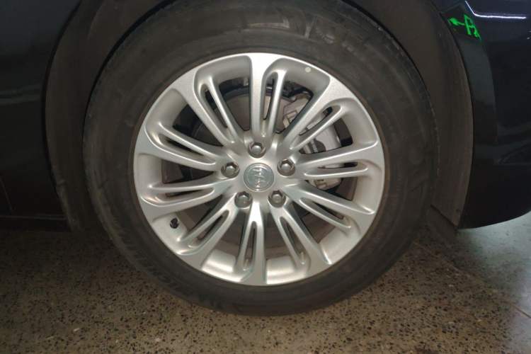 Used Buick LaCrosse 2018 20T Elite Edition Right Front Wheel Hub