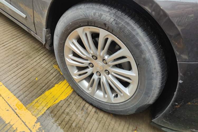 Used Buick LaCrosse 2018 20T Elite Edition Right Front Wheel Hub