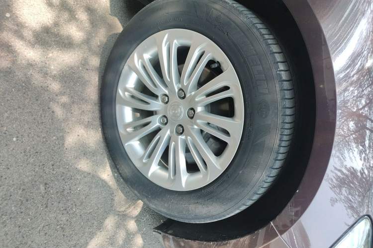 Used Buick LaCrosse 2018 20T Elite Edition Right Front Wheel Hub