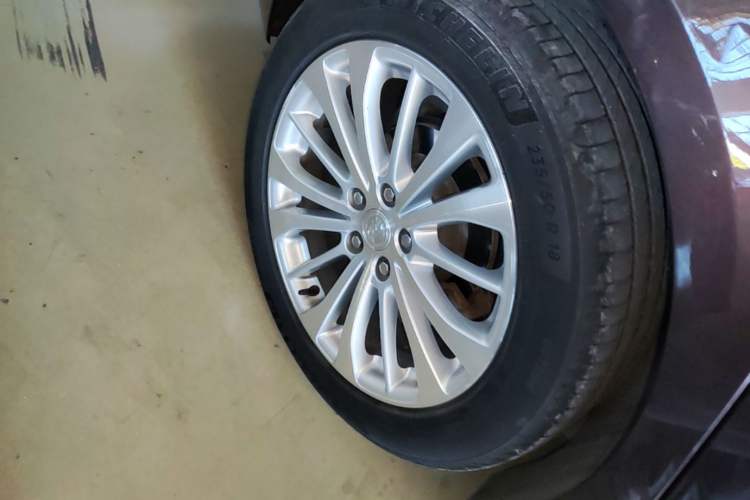 Used Buick LaCrosse 2018 28T Elite Edition Right Rear Wheel Hub