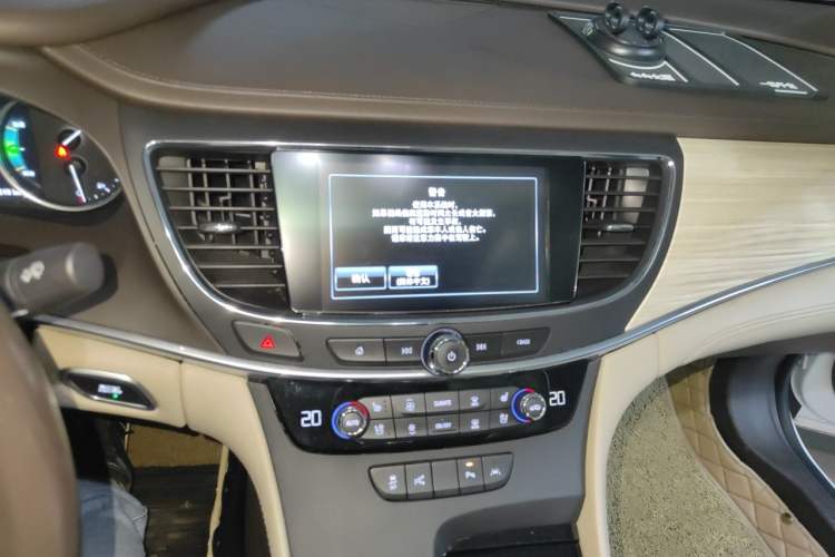 Used Buick LaCrosse 2018 30H Luxury Edition Audio And AC Panel
