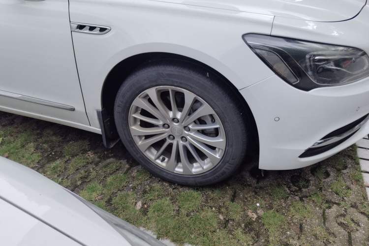 Used Buick LaCrosse 2018 28T Elite Edition Right Front Wheel Hub