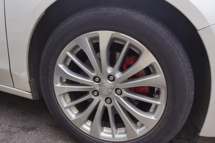 Used Buick LaCrosse 2018 28T Elite Edition Right Front Wheel Hub