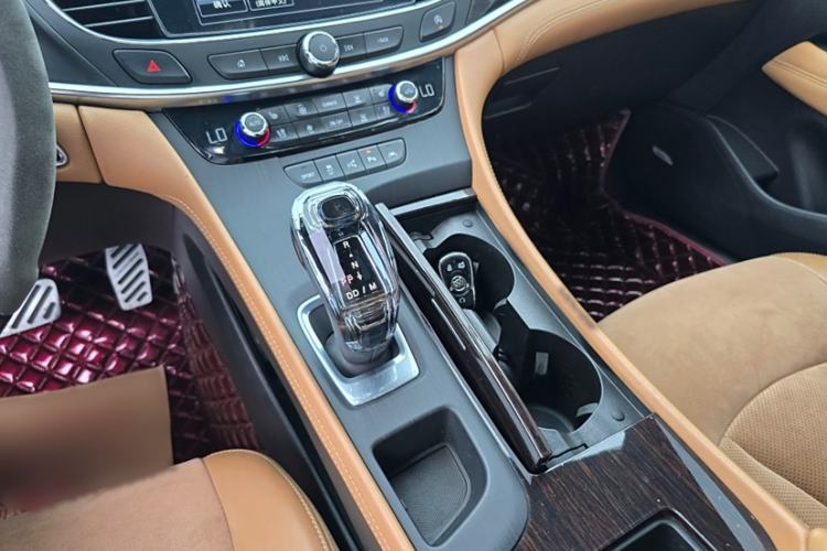 Used Buick LaCrosse 2018 28T Luxury Model Interior 4