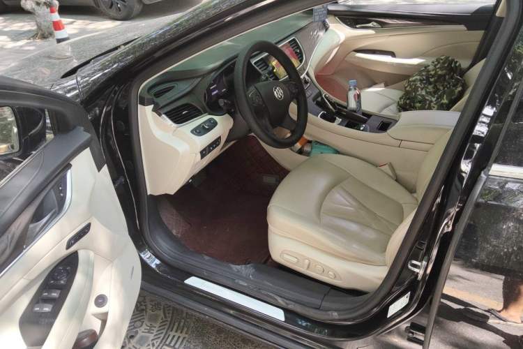 Used Buick LaCrosse 2019 28T Avenir Driver Seat
