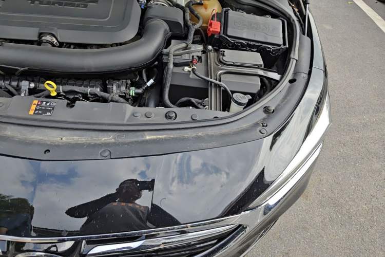 Used Buick LaCrosse 2019 28T Luxury Version Engine Bay Left