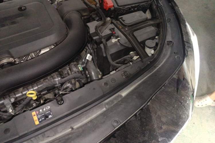 Used Buick LaCrosse 2019 28T Luxury Version Engine Bay Left