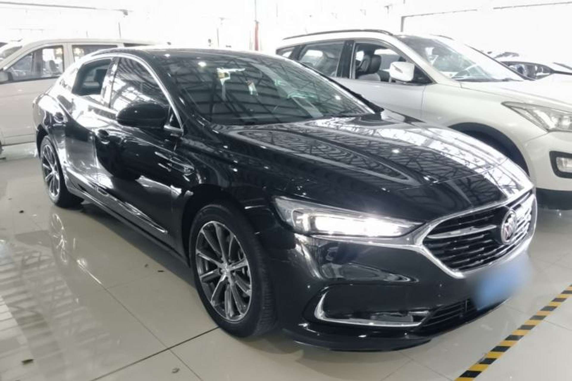 Used Buick LaCrosse 2019 28T Luxury Version Front Right 45 Deg