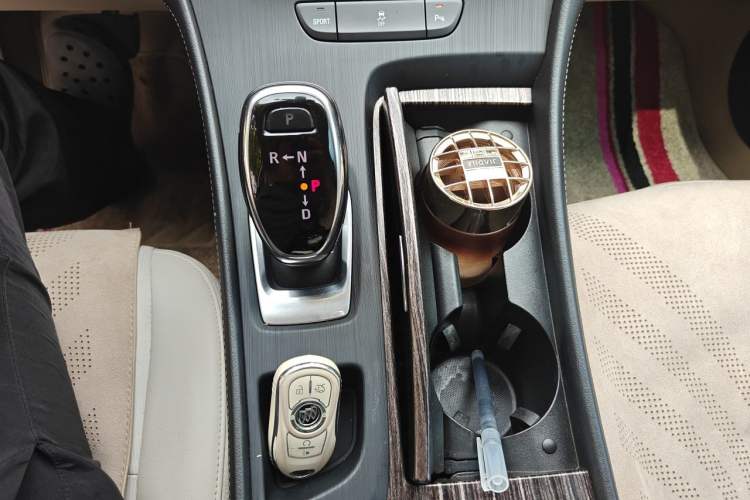Used Buick LaCrosse 2019 28T Elite Edition Gear Lever