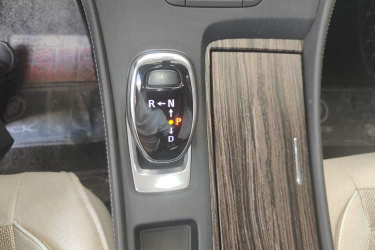 Used Buick LaCrosse 2019 28T Elite Edition Gear Lever